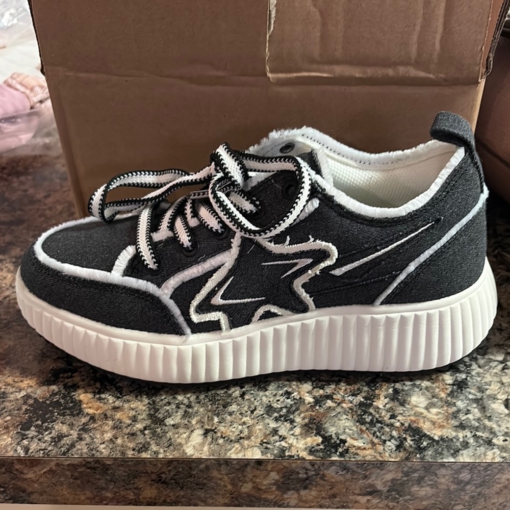Like new Dream Pairs Black and White Star Design Sneakers with Platform Sole